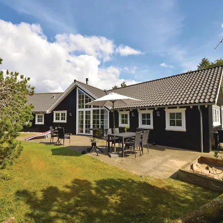 Five-bedroom Holiday In Blavand